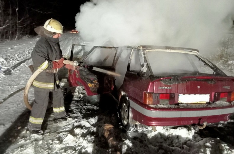 На Житомирщині ВАЗ застряг у сніговому заметі, водій так газував, що автомобіль загорівся