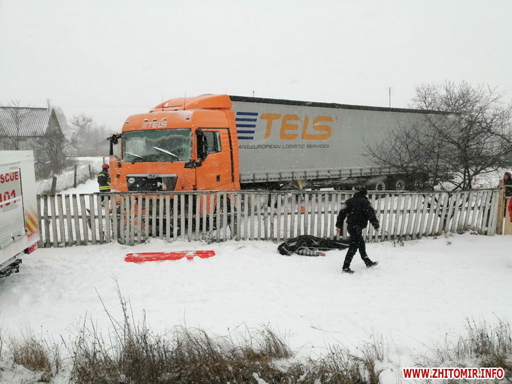 На трасі у Житомирській області вантажівка в’їхала у паркан, водій загинув.ФОТО Фото 6