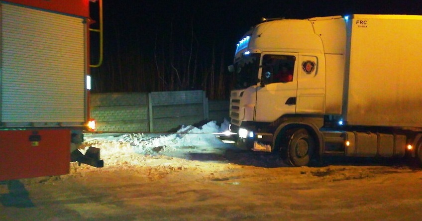 У Житомирі рятувальники вивільнили зі снігу “швидку”, яка їхала на виклик, і відбуксирували 5 вантажівок Фото 3