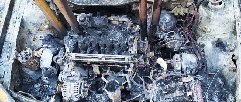 У центрі міста в Житомирській області загорівся Mitsubishi: власниця “зігріла” двигун утеплювачем Изображение 2