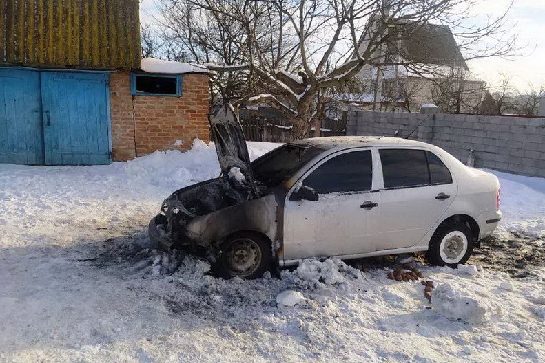 На Житомирщині ВАЗ застряг у сніговому заметі, водій так газував, що автомобіль загорівся Изображение 2