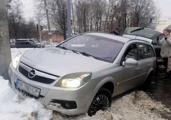 У Житомирі на вулиці Східній витягали загрузлий Opel, водійка якого скерувала автівку в сніг, щоб не збити собаку Фото 1