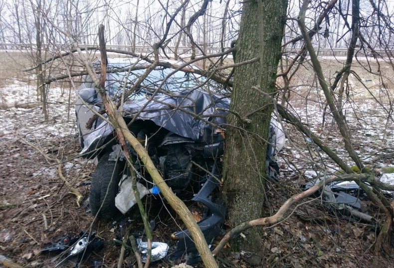 На трасі Hyundai після зіткнення з Audi відлетів в дерево: водійка травмована Фото 1
