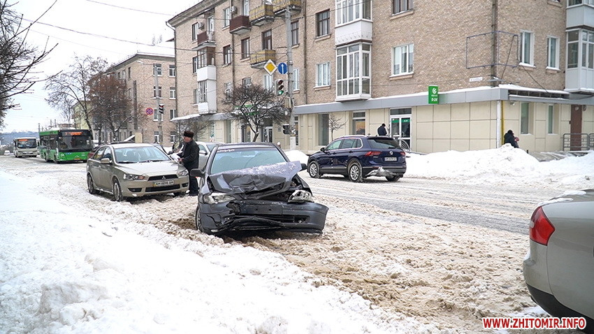 На Леха Качинського у Житомирі зіткнулися Opel, Audi та Mitsubishi. ФОТО. ВІДЕО Изображение 4