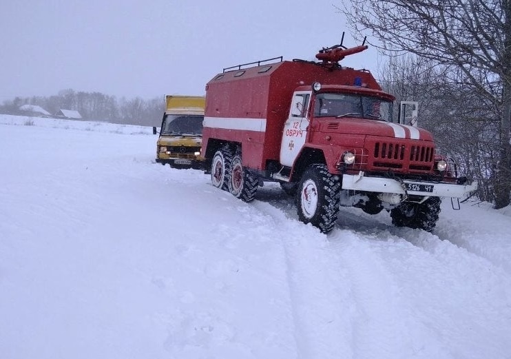 Наслідки негоди у Житомирській області: рятувальники витягнули із заметів 154 автомобілі, кілька населених пунктів – без світла Фото 5