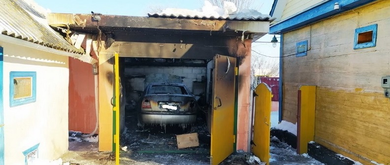 У центрі міста в Житомирській області загорівся Mitsubishi: власниця “зігріла” двигун утеплювачем Фото 3