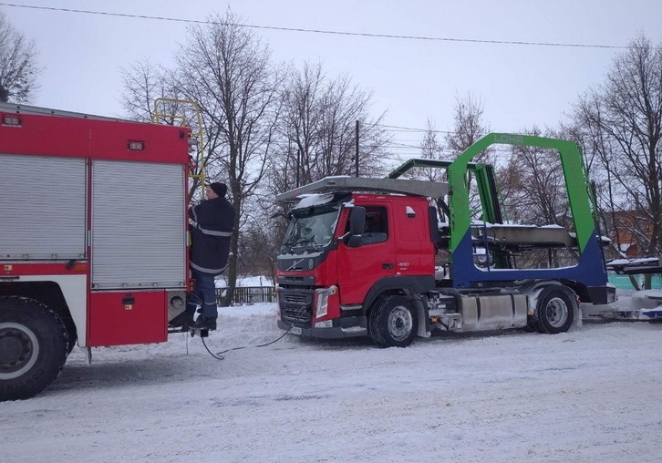 За добу на Житомирщині рятувальники витягли зі снігу 28 авто: вантажівки буксували на дорогах, “швидкі” не довезли хворих. ФОТО Фото 3