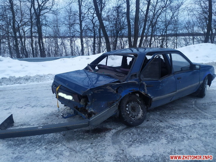 На трасі Київ – Чоп Opel на розвороті зіткнувся з Renault, пасажирку госпіталізовано Фото 3