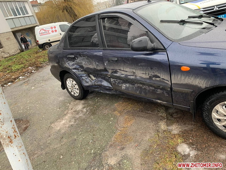 На перехресті у Житомирі зіткнулися Renault і Lanоs, 17-річну пасажирку забрала “швидка” Изображение 2