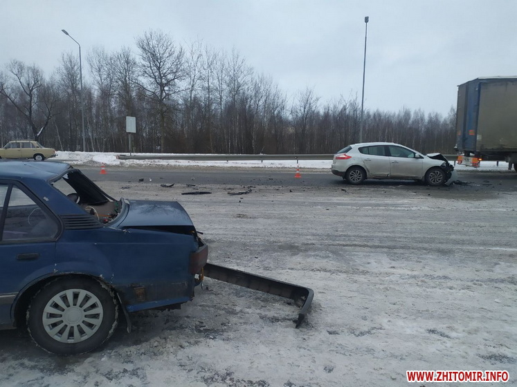 На трасі Київ – Чоп Opel на розвороті зіткнувся з Renault, пасажирку госпіталізовано Изображение 2