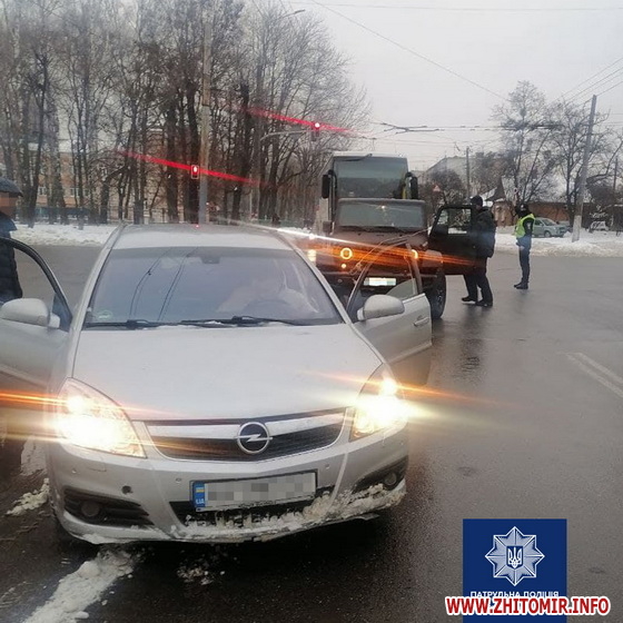 У Житомирі на вулиці Східній витягали загрузлий Opel, водійка якого скерувала автівку в сніг, щоб не збити собаку Фото 3