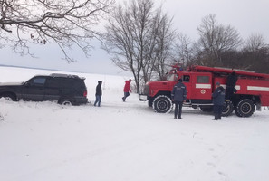Lexus злетів з дороги: рятувальники витягнули автівку​ зі снігового замету