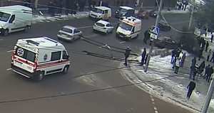 З’явилося відео моменту ДТП на Великій Бердичівській у Житомирі, де водій Skoda в’їхав у дерево та раптово помер