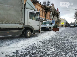Житомиряни нарікають на те, що на пішохідній Михайлівській їздить великогабаритний транспорт
