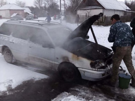 Через несправну електропроводку загорівся автомобіль: поліція допомогла загасити вогонь