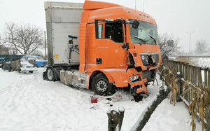 На трасі у Житомирській області вантажівка в’їхала у паркан, водій загинув.ФОТО