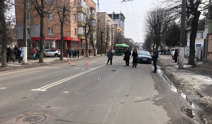 Правоохоронці розшукали водія Volkswagen, який на Покровській у Житомирі на смерть збив жінку і втік