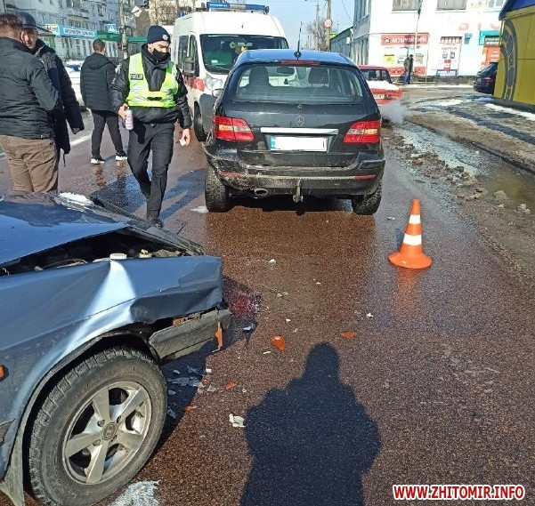На проспекті Незалежності в Житомирі зіткнулися два автомобілі, вагітну водійку забрала швидка Изображение 2