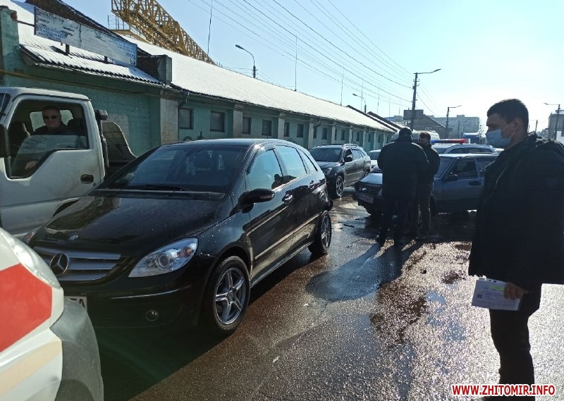 На проспекті Незалежності в Житомирі зіткнулися два автомобілі, вагітну водійку забрала швидка Фото 3