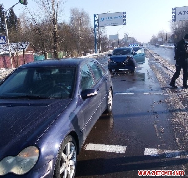 На проспекті Незалежності в Житомирі зіткнулися два автомобілі, вагітну водійку забрала швидка Изображение 4