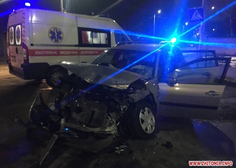 На перехресті у Житомирі неповнолітній водій Mercedes не пропустив поліцейського на Renault, одного водія госпіталізували. ФОТО Изображение 4