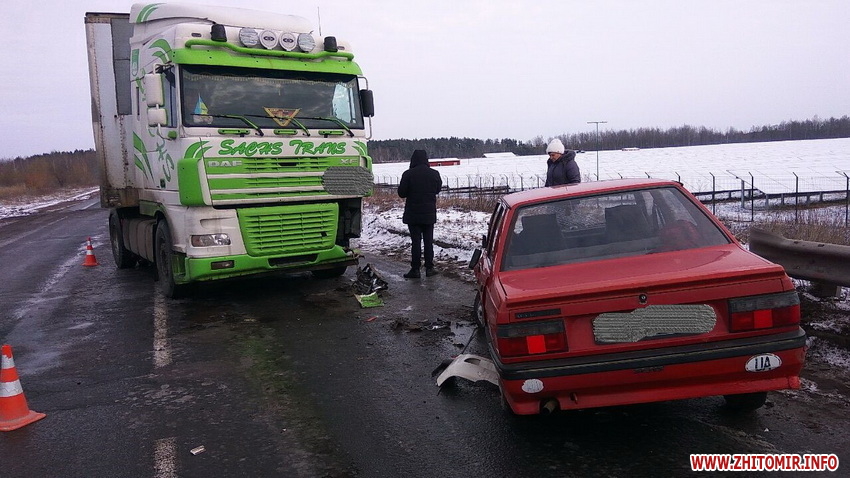 На трасі у Житомирській області вантажівка виїхала на зустрічну смугу та врізалась в Renault. ФОТО Изображение 2