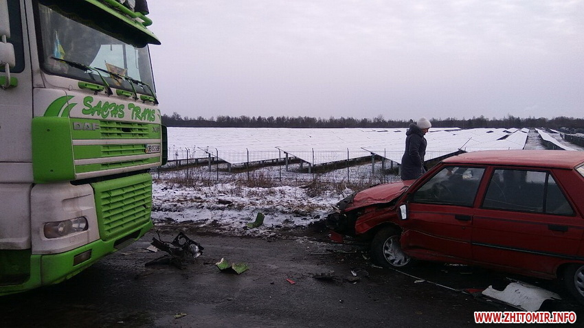 На трасі у Житомирській області вантажівка виїхала на зустрічну смугу та врізалась в Renault. ФОТО Изображение 4