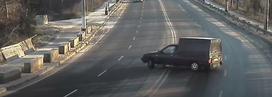 Відеокамери зафіксували, як на Чуднівському мосту в Житомирі занесло два автомобілі, один врізався у машину на зустрічній смузі. ВІДЕО