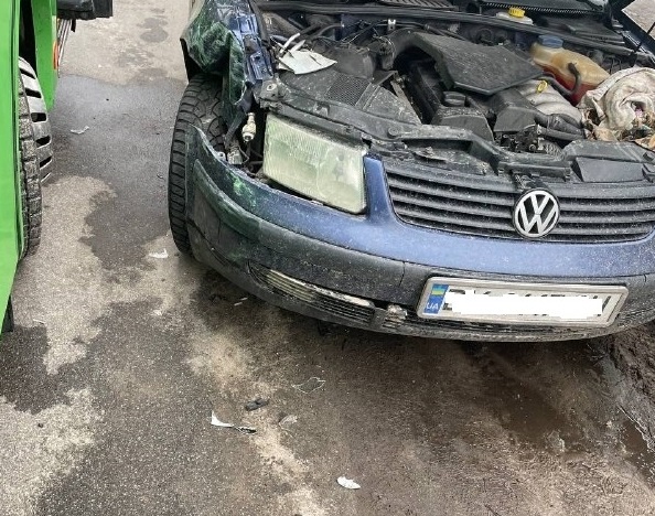 На вулиці Лесі Українки комунальний МАЗ в’їхав у припаркований Volkswagen. ФОТО Фото 1