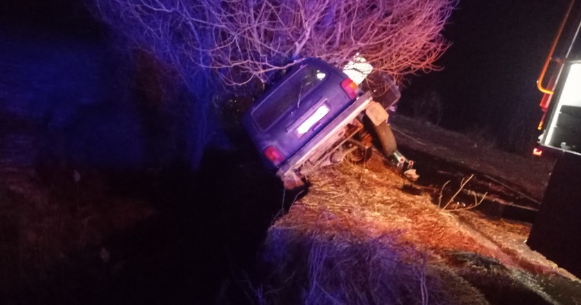 На Житомирщині автівка застрягла між деревами над прірвою: травмованого водія діставали рятувальники Изображение 2