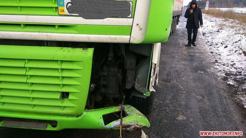 На трасі у Житомирській області вантажівка виїхала на зустрічну смугу та врізалась в Renault. ФОТО Фото 5