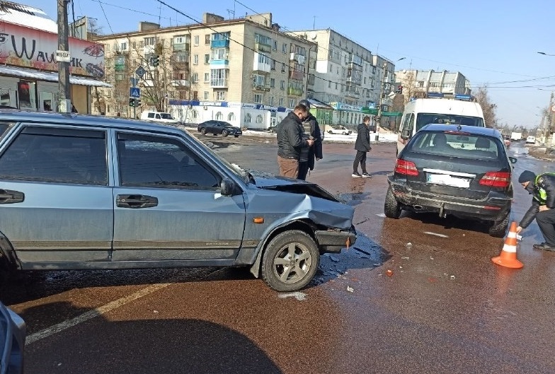 На проспекті Незалежності в Житомирі зіткнулися два автомобілі, вагітну водійку забрала швидка Фото 1