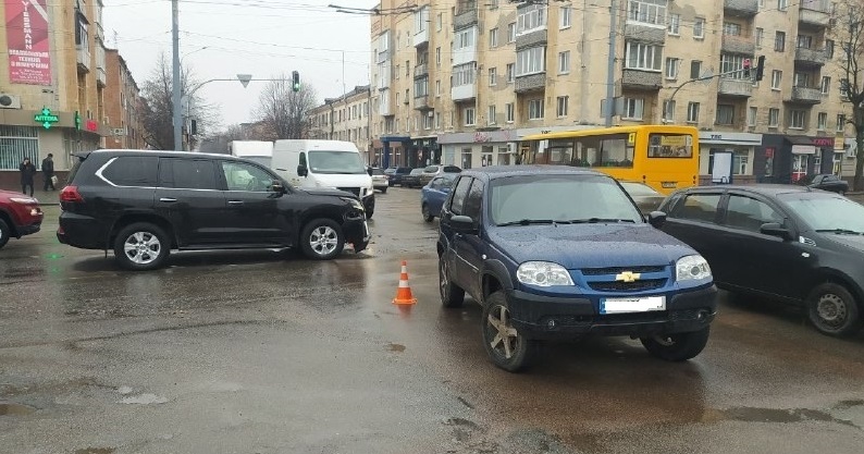 На перехресті Київської та Східної у Житомирі Chevrolet не пропустив Lexus, ДТП зафіксували камери. ВІДЕО