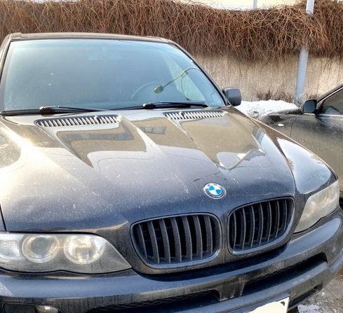 ​На стоянці супермаркету в Житомирі знайшли BMW X5, який тиждень тому викрали на Рівненщині