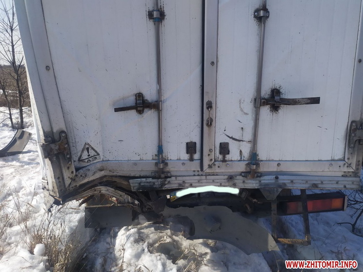 На трасі Київ – Чоп у Житомирській області зіткнулися дві вантажівки, одна вилетіла у кювет. ФОТО Фото 3