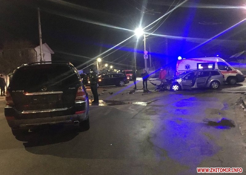На перехресті у Житомирі неповнолітній водій Mercedes не пропустив поліцейського на Renault, одного водія госпіталізували. ФОТО Изображение 2
