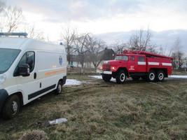 Рятувальники витягли автомобіль швидкої, яка застрягла у багні на Житомирщині