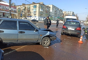 На проспекті Незалежності в Житомирі зіткнулися два автомобілі, вагітну водійку забрала швидка