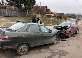 У Житомирі зіткнулися ВАЗ та Skoda: чотирьох людей забрала швидка, серед них – дитина