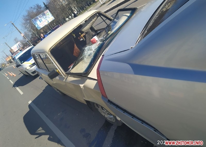 На Чуднівській у Житомирі зіткнулися ВАЗ, Mitsubishi та Hyundai, госпіталізували 17-річну пасажирку Фото 5