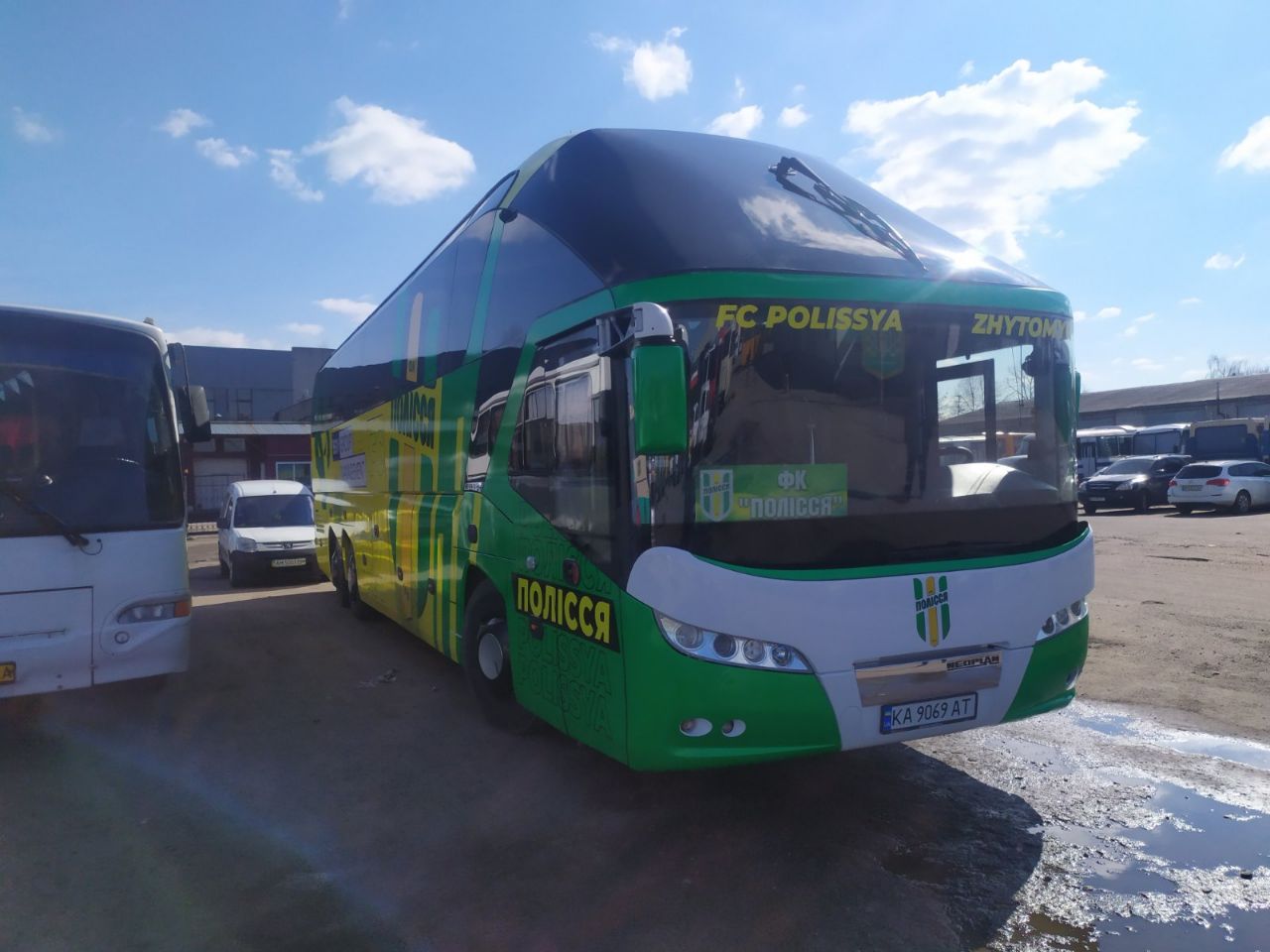 У Житомирі показали новий клубний автобус ФК Полісся після брендування. ФОТО Фото 5