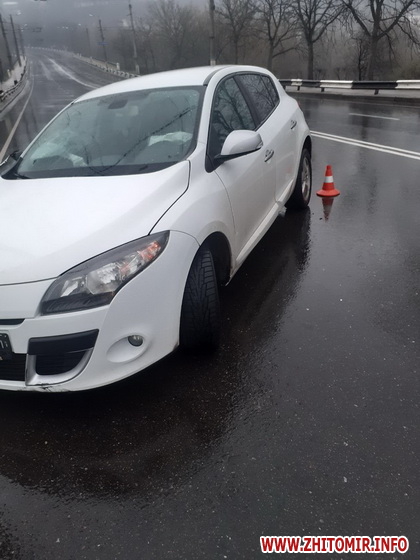 На Чуднівському мосту в Житомирі 19-річний водій на Renault врізався у відбійник.ФОТО Фото 3