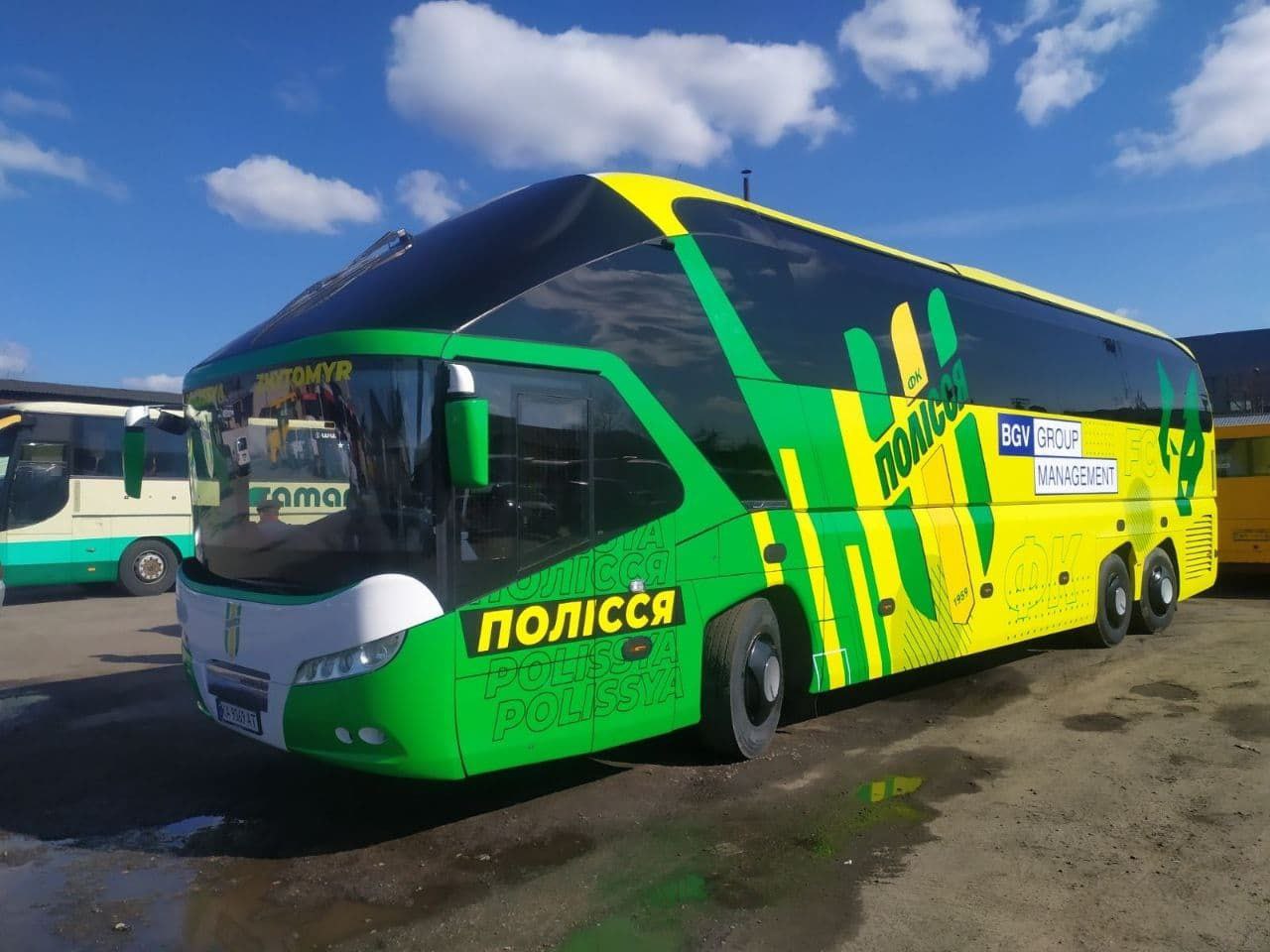 У Житомирі показали новий клубний автобус ФК Полісся після брендування. ФОТО