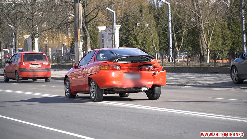 На Чуднівській у Житомирі Mazda від удару з Volkswagen збила пішохода, який переходив дорогу на зелене світло Фото 5