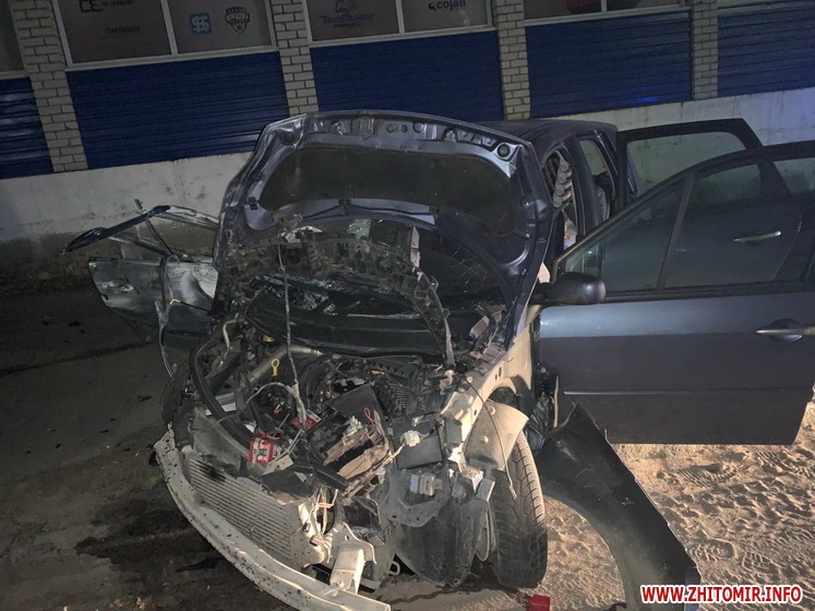 На Польовій у Житомирі нетверезий водій на Renault в’їхав у бетонний фундамент: пасажирку забрала швидка Фото 3