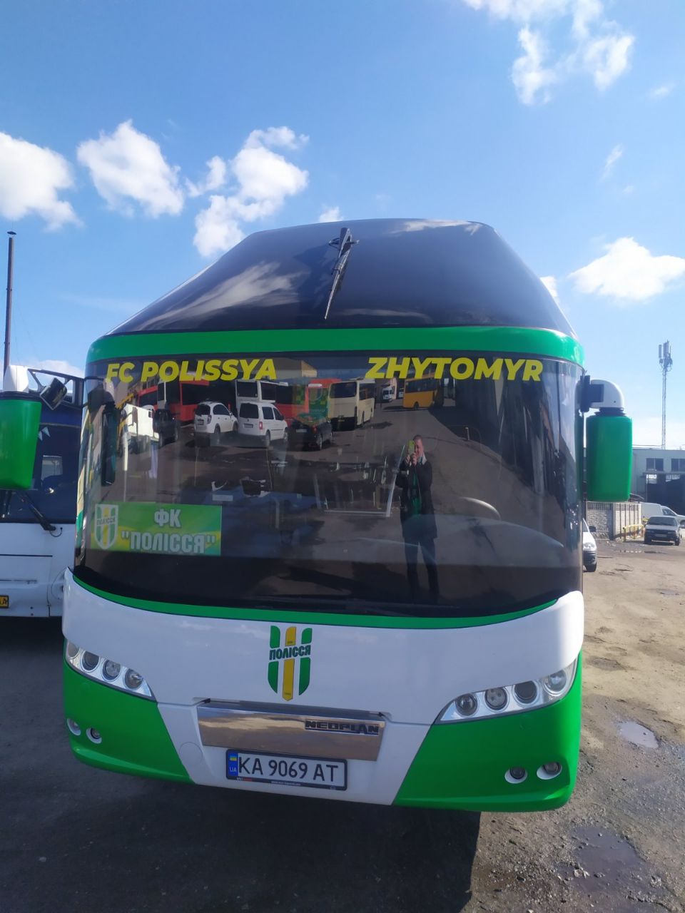 У Житомирі показали новий клубний автобус ФК Полісся після брендування. ФОТО Изображение 2