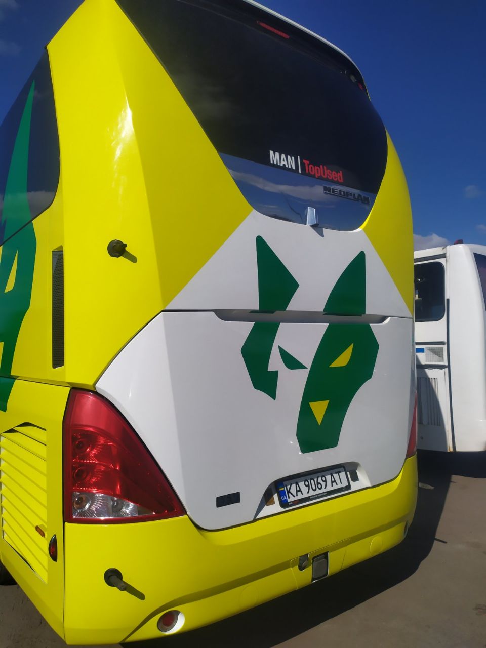 У Житомирі показали новий клубний автобус ФК Полісся після брендування. ФОТО Фото 3