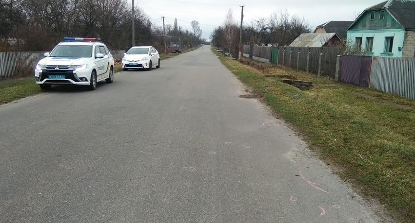 У селі Житомирської області автомобіль, який належить поліцейському, на смерть збив чоловіка та поїхав з місця ДТП