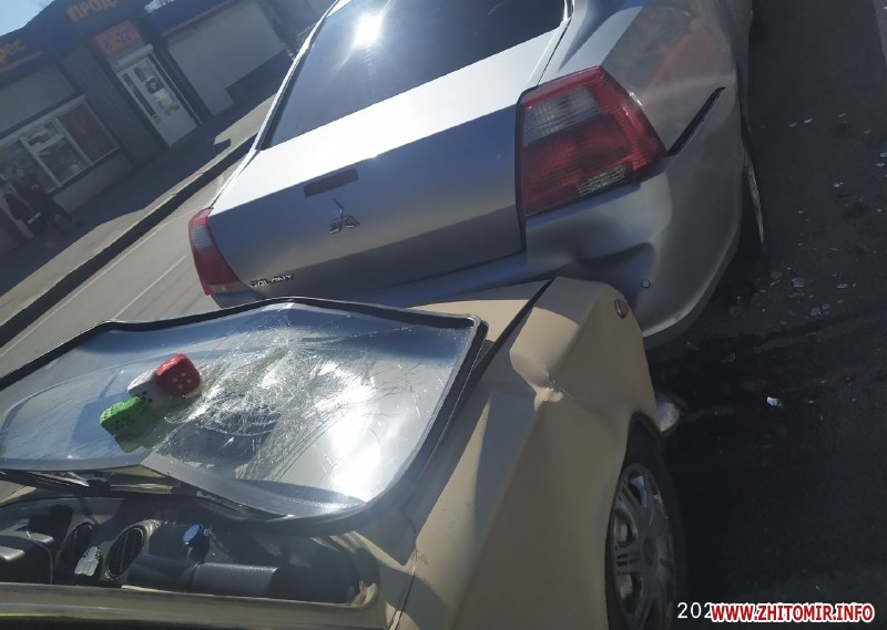 На Чуднівській у Житомирі зіткнулися ВАЗ, Mitsubishi та Hyundai, госпіталізували 17-річну пасажирку Изображение 2