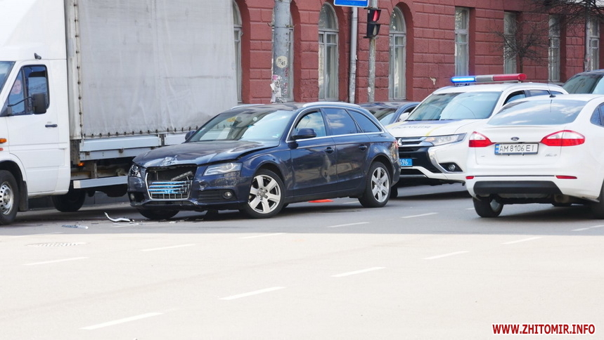 У центрі Житомира не розминулись Mercedes та Audi, рух транспорту ускладнений. ФОТО Изображение 4